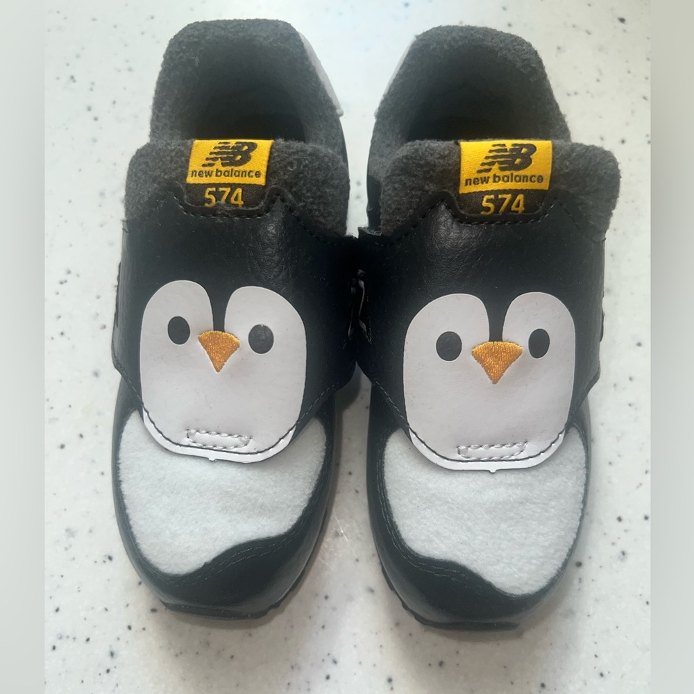 Brand New, Never Worn NB Penguin 574 Sz 9 w. Box. Perfect for the holidays!